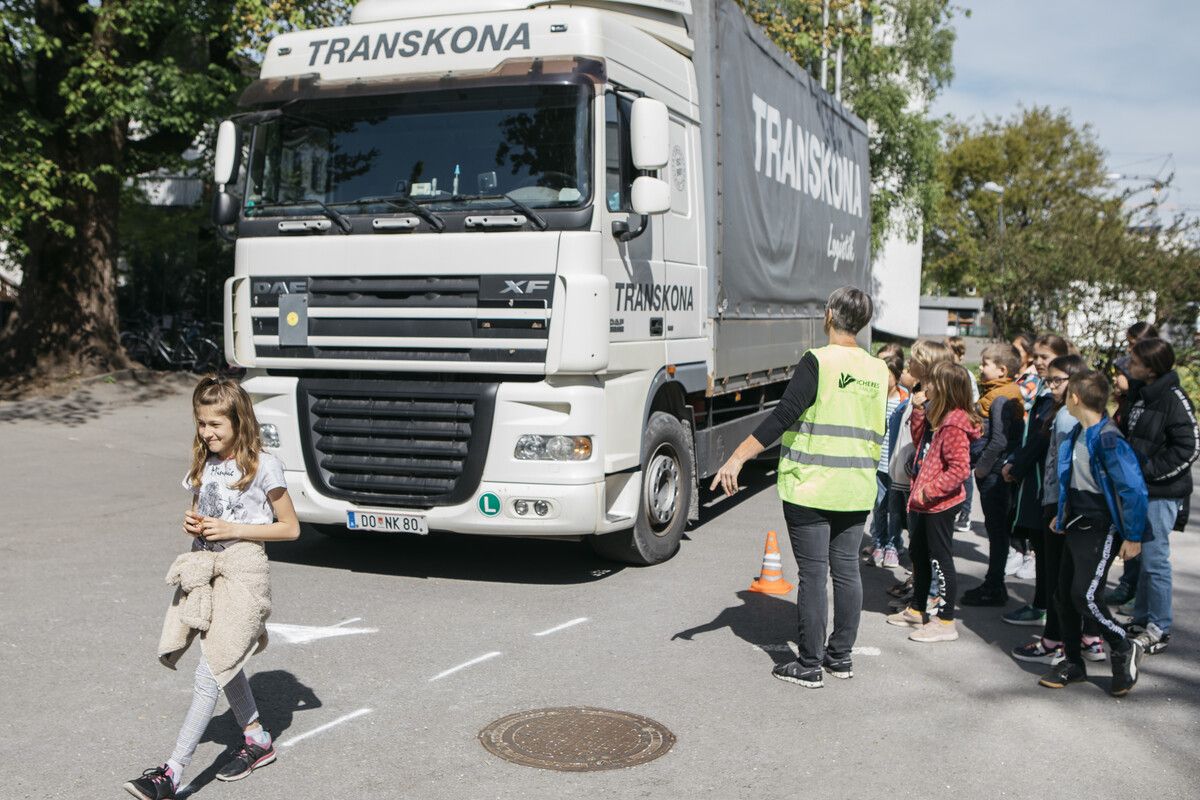 Die praktische Darstellung, was ein toter Winkel beim Lkw bedeutet, sorgte bei den Schülerinnen und Schülern für besondere Aha-Erlebnisse.⇒sivo/mathis