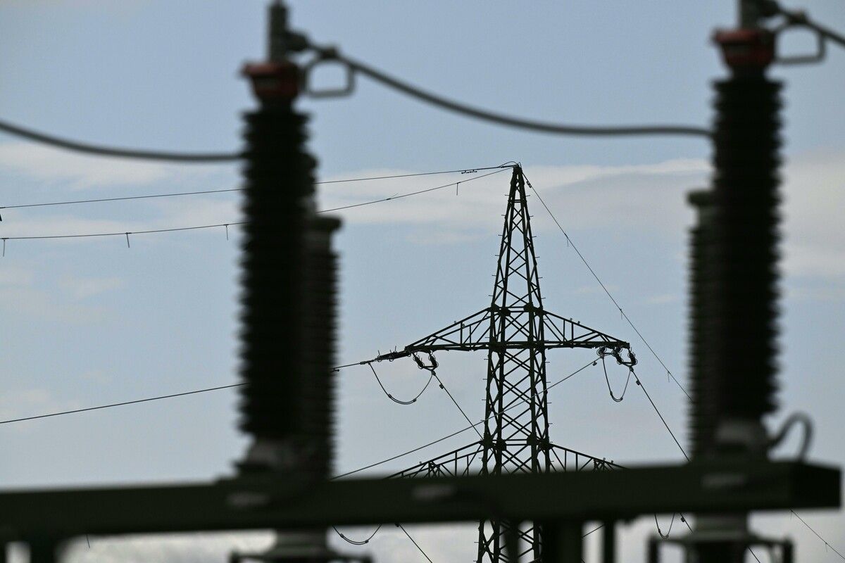 Die Regierung will Strom wieder günstiger machen. Die Elektrizitätsgesetze sollen ein Schlüssel sein, um die Bevölkerung zu entlasten.⇒ APA