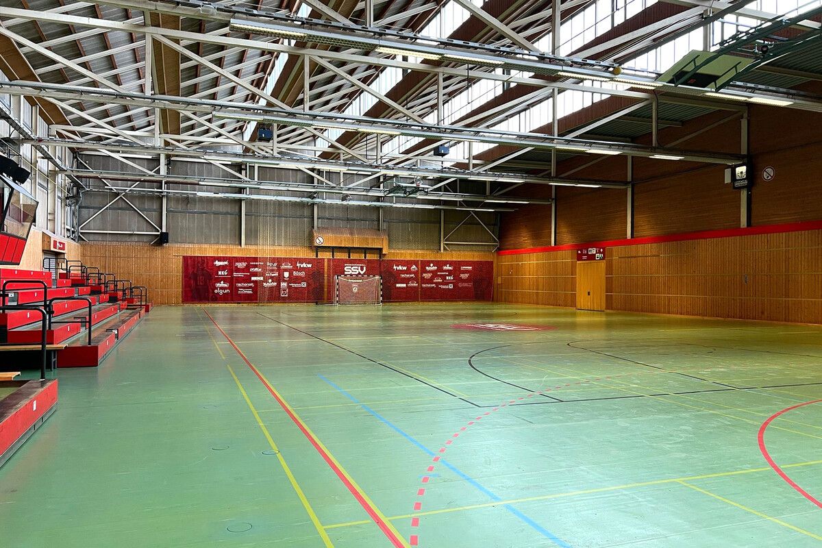 Die Sanierung der Messehalle kostet mehr als geplant.⇒Stadt