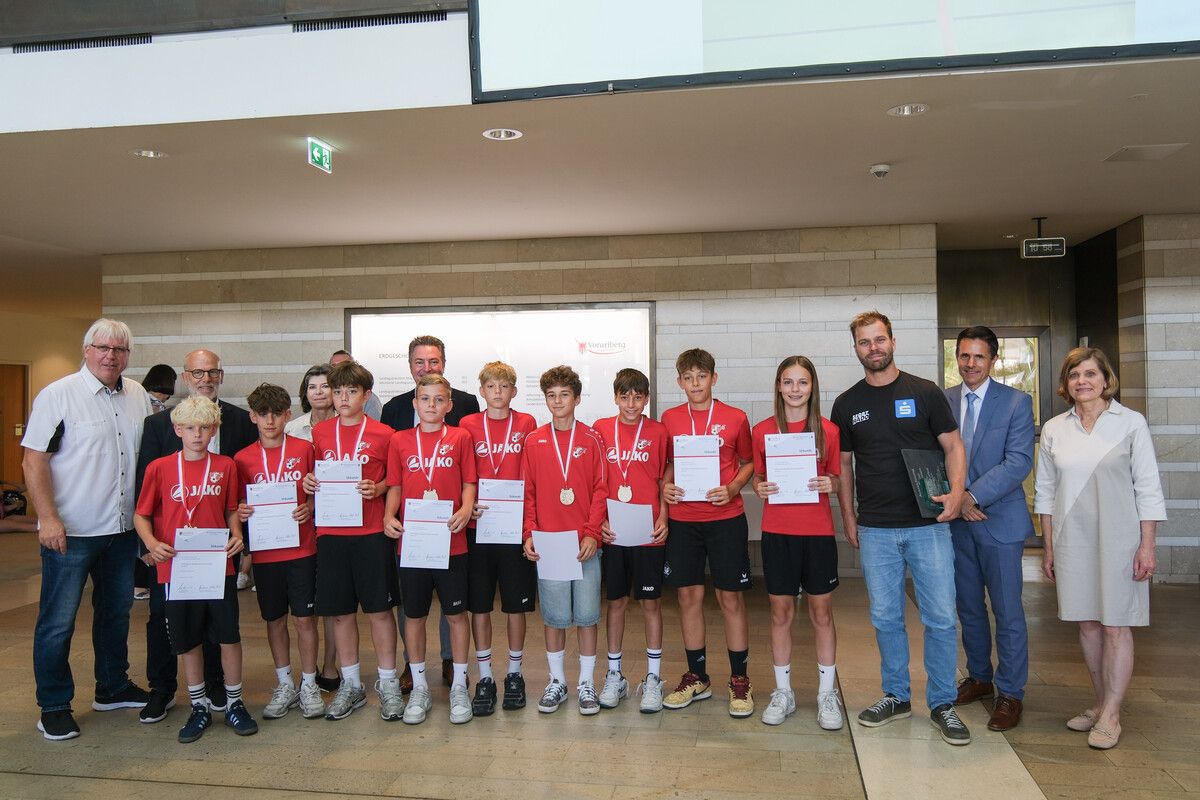 Die Schüler des BG Feldkirch mit Trainer Andreas Schwab wurden vom Land Vorarlberg geehrt. ⇒vn/TK