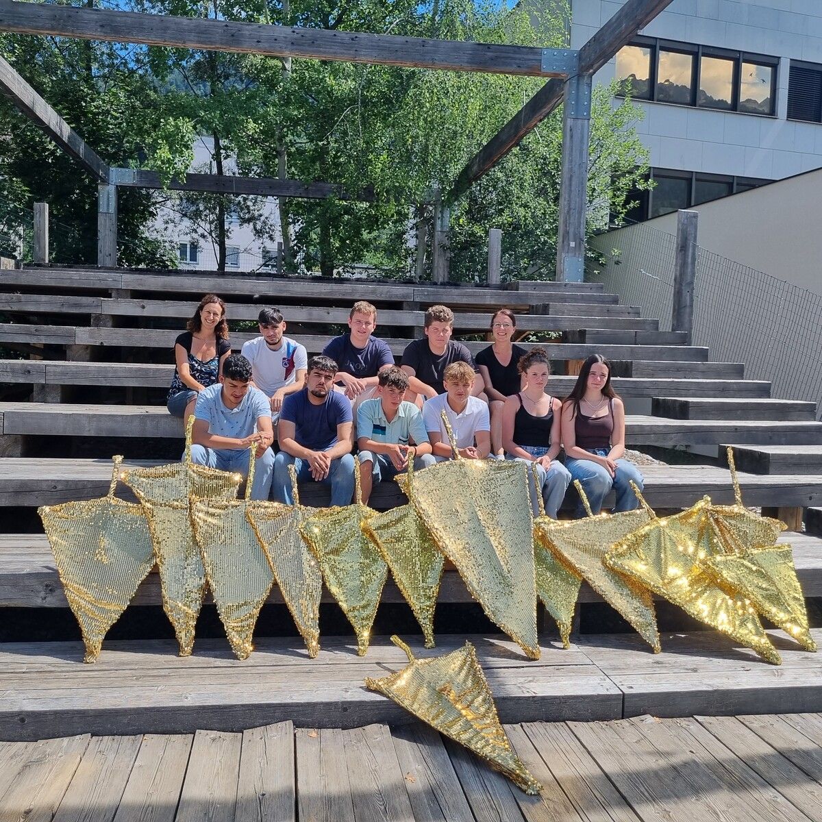 Die Schülerinnen und Schüler der Polytechnischen Schule Bludenz präsentierten stolz ihre glitzernden Birkenblätter.⇒hab