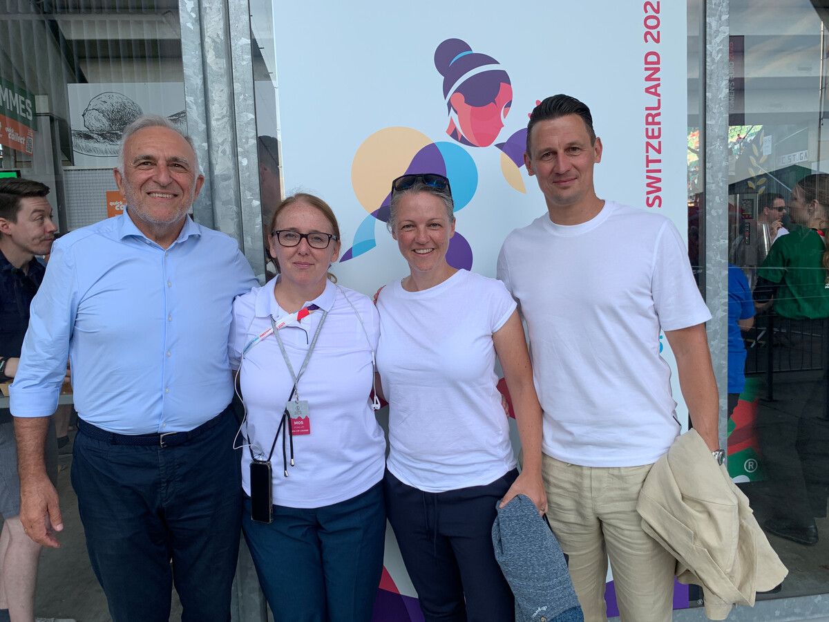 Die VN trafen UEFA-Direktorin Nadine Keßler beim DFB-Spiel in St. Gallen. Im Bild zusammen mit Sepp Lenhart, VFV-Vize Sonja Baldauf und Ex-Profi Florian Mader (v. l.).⇒adam