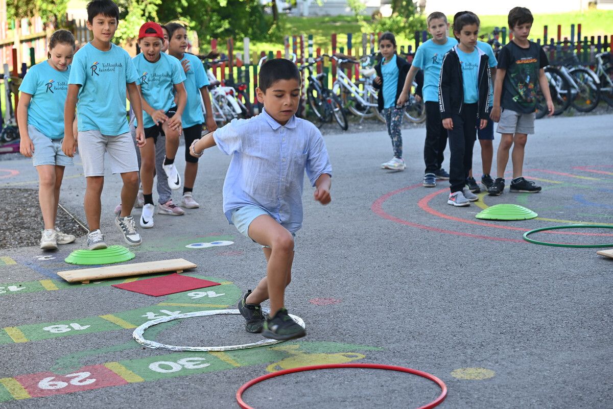 Die Volksschule Rheindorf veranstaltete ein besonderes Sportfest: eine sportliche Reise durch den Weltraum.⇒BvS (3)