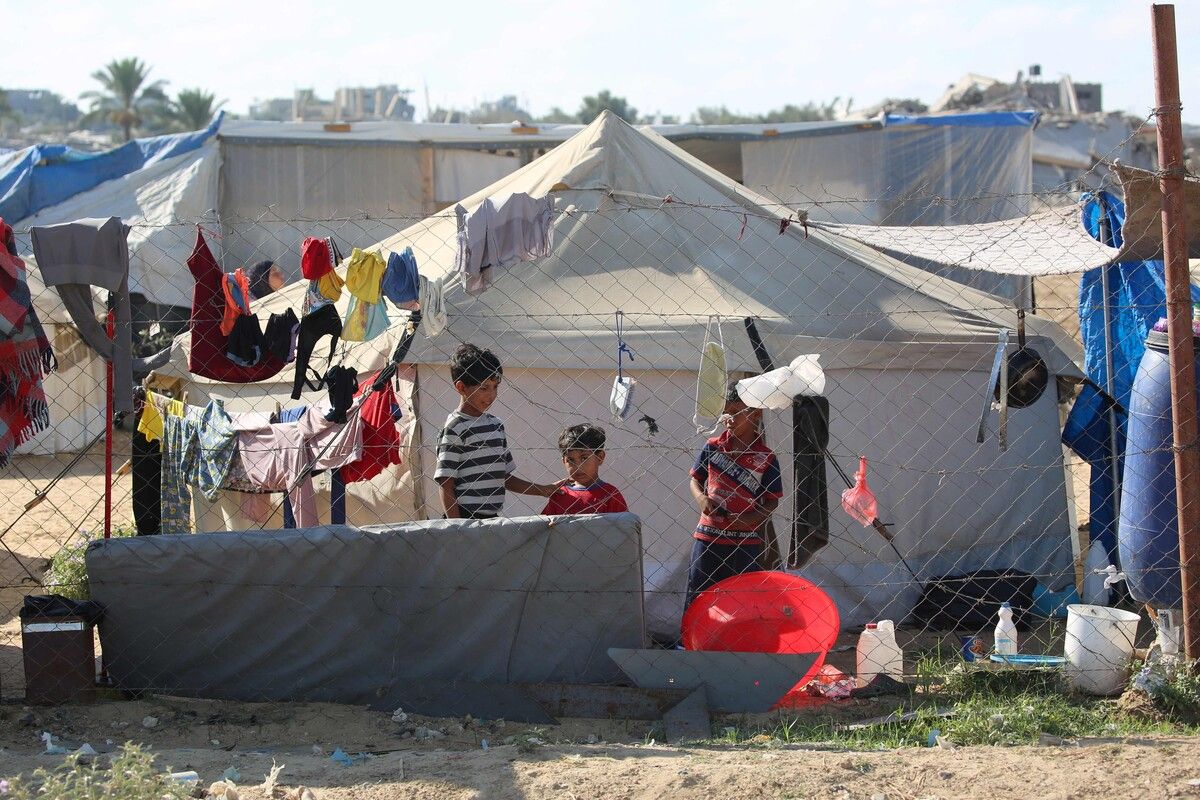 Diese Kinder befinden sich im Lager Al-Bureij im zentralen Gazastreifen.⇒AFP (2)