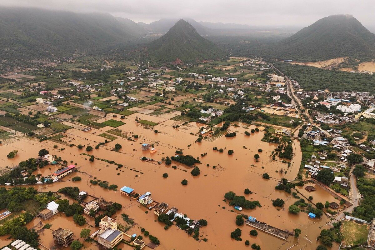 Diese Luftaufnahme zeigt Überschwemmungen nach schweren Monsunregenfällen in Pushkar, Indien.