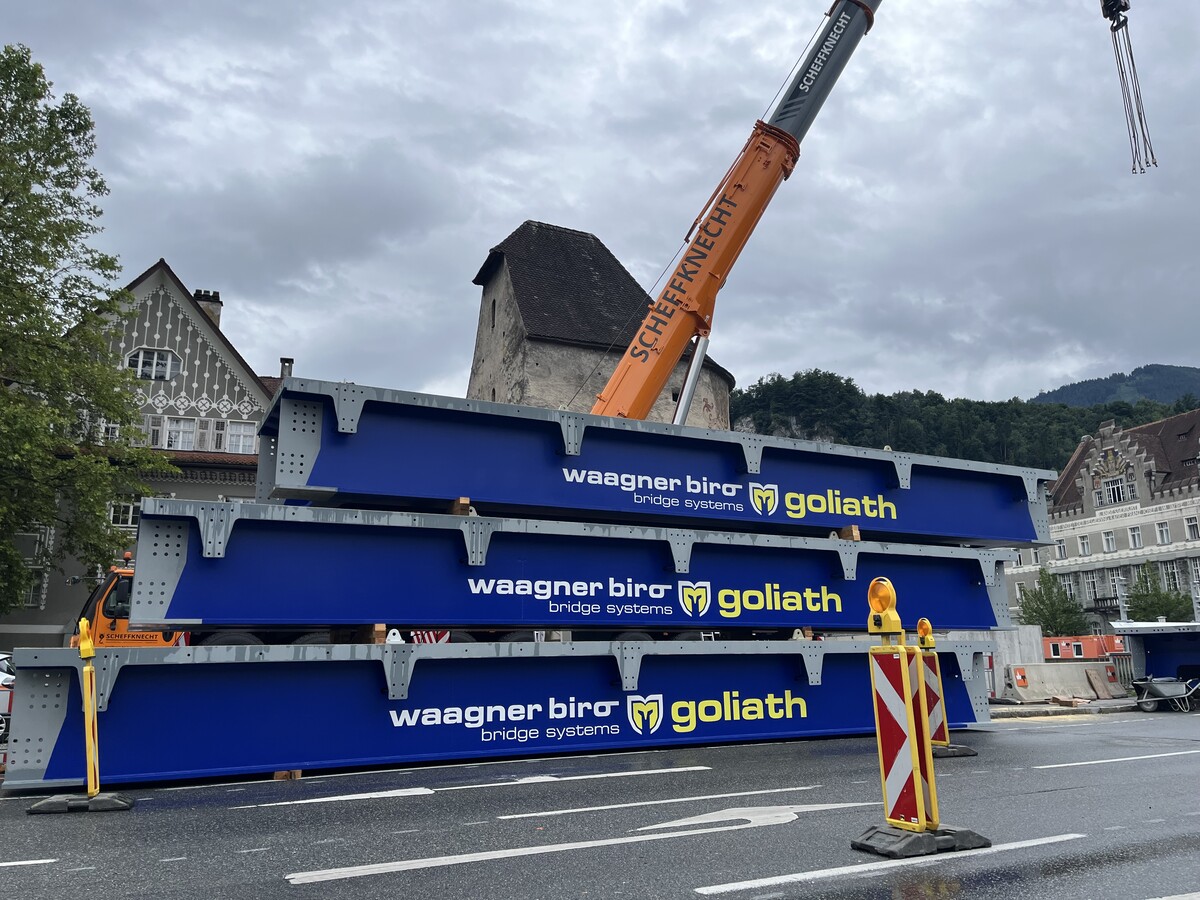 Durch das Verschrauben von drei Einzelteilen entsteht jeweils ein Stahlträger, der im Anschluss mit Kranen eingehoben wird.⇒VN/LIH