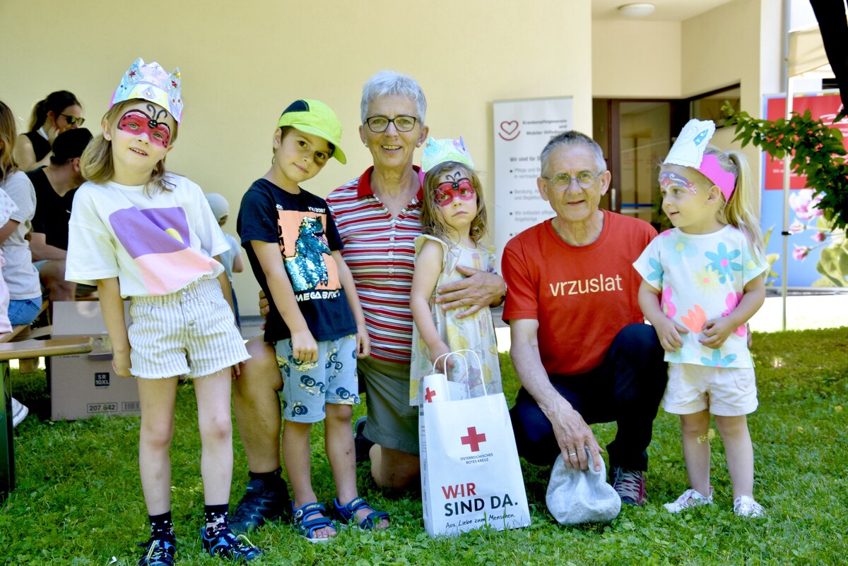 Edith und Kurt Posch mit ihren Enkelkindern, Ida, Sammy, Emma und Anna-Paulina (v.l). ⇒SCO