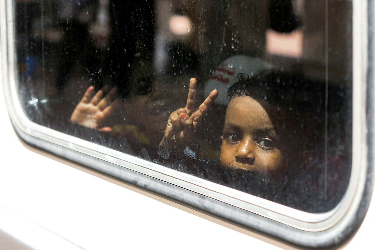 Ein kleiner Junge blickt aus einem Sonderzug, den Ägypten für sudanesische Flüchtlingsfamilien, die freiwillig nach Aswan zurückkehren, bereitgestellt hat.