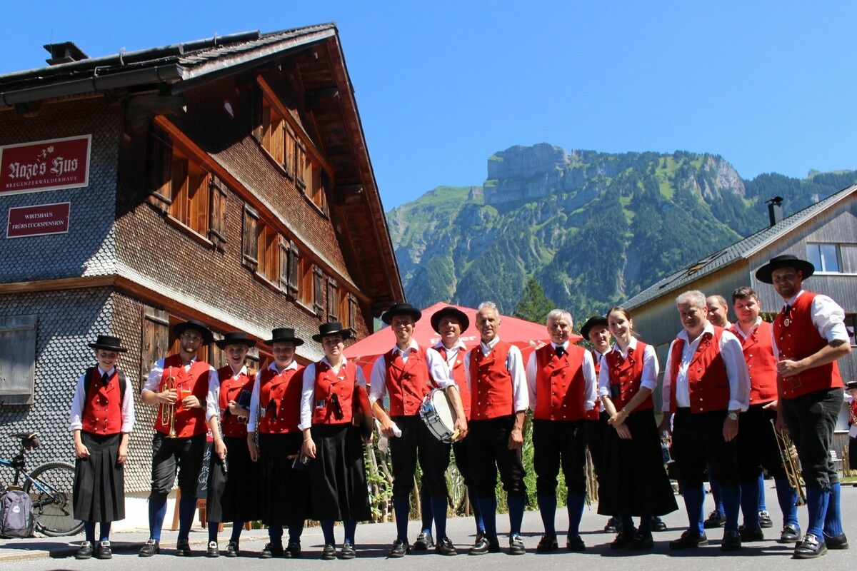 Ein Novum in der langen Wälder Festtradition: Nachdem der Festführer nach altem Brauch nach Hause begleitet worden war, formierte sich die Musikkapelle für den Rückmarsch zum Fest.⇒peter strauss (3)