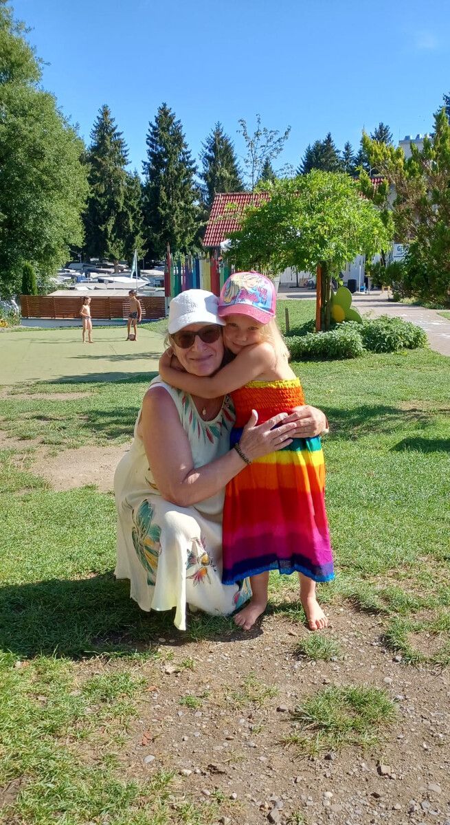 Eine dicke Umarmung für die Oma: Sonja (69) mit Enkelin Leni (4) beim Zelten auf dem Gitzenweilerhof in Lindau. 