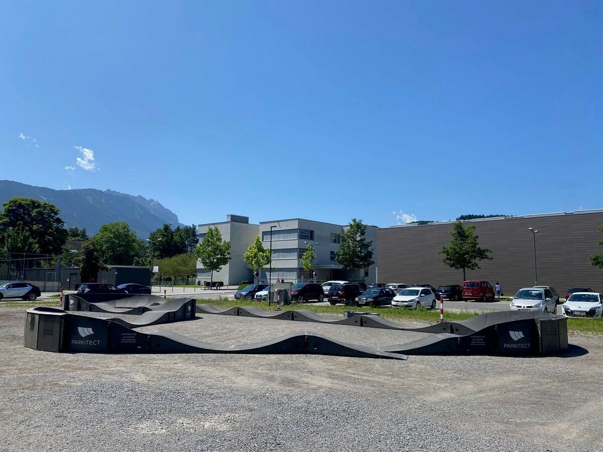 Eine Pumptrack-Anlage ist ein geschlossener Rundkurs mit Wellen und Kurven, der mit Fahrrädern, Scootern oder Skateboards, ohne dabei zu treten, befahren wird.⇒Stadt Feldkirch