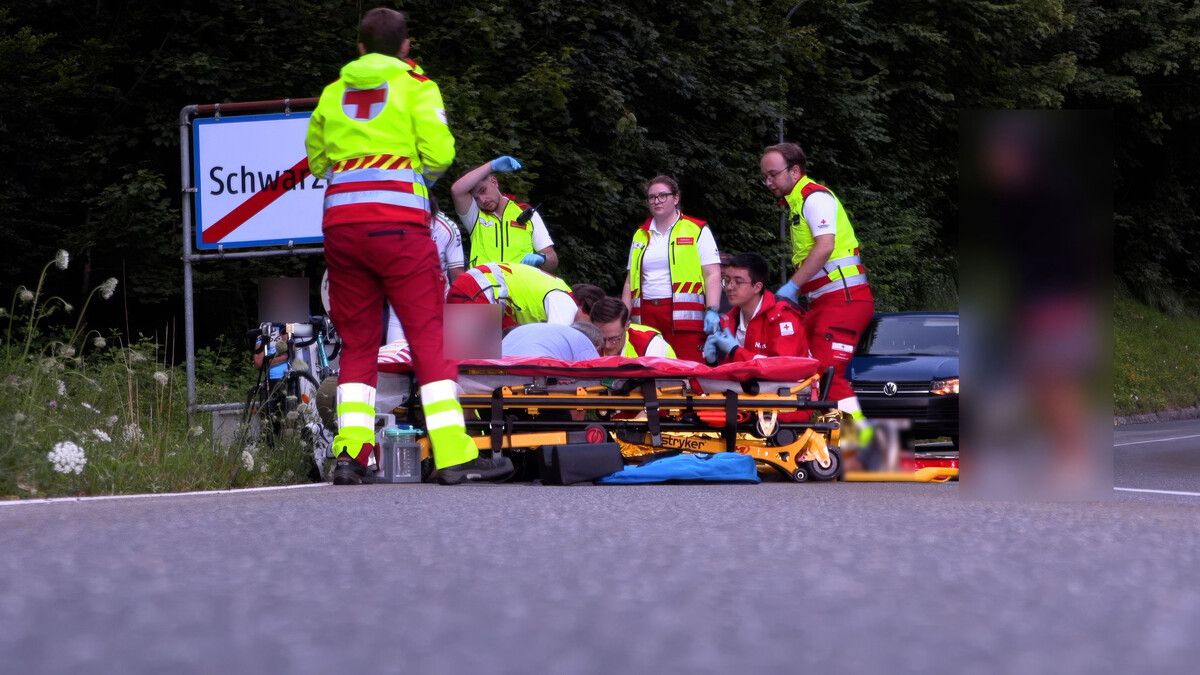 Einer der Verletzten wurde noch an der Unfallstelle mit einem Vakuum-Polstersystem stabilisiert. ⇒m. shourot (2)
