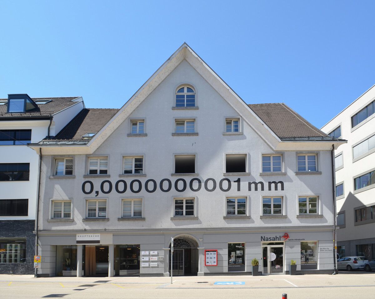 Eines der Werke von Heinz Gappmayr kann man in der Bregenzer Rathausstraße 27 besichtigen. ⇒karsten ratzke