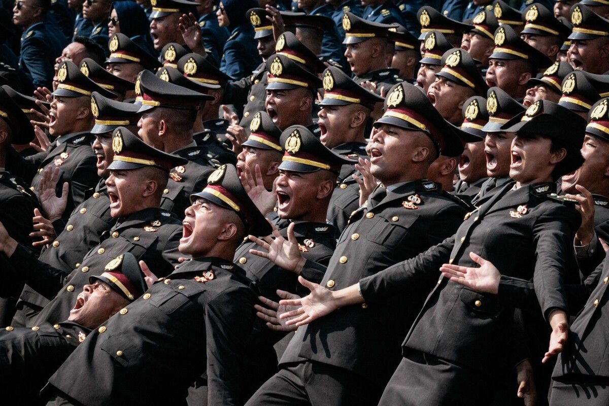 Einführungszeremonie im Präsidentenpalast in Jakarta für rund 2000 Absolventen von Militär- und Polizeiakademien. AFP (4); dpa