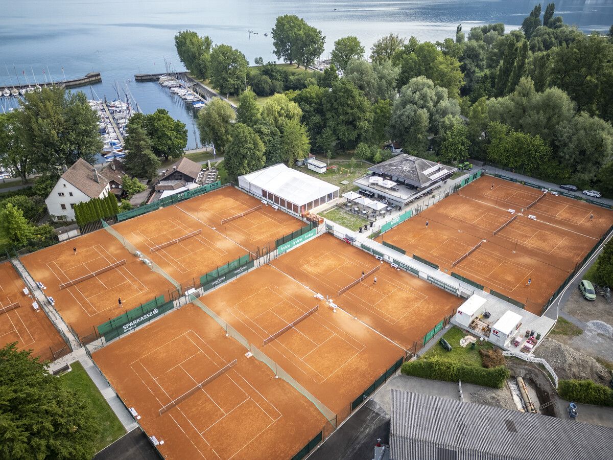 Elf Sandplätze, ein modernes Clubhaus mit Panorama-Terrasse und direkter Blick auf den Bodensee – die Anlage des TC Bregenz vereint Sport, Geschichte und Idylle in einzigartiger Lage. ⇒Roland Paulitsch