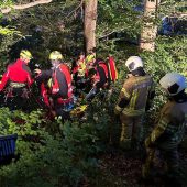 Verletztes Unfallopfer aus dunklem und steilen Waldstück gerettet