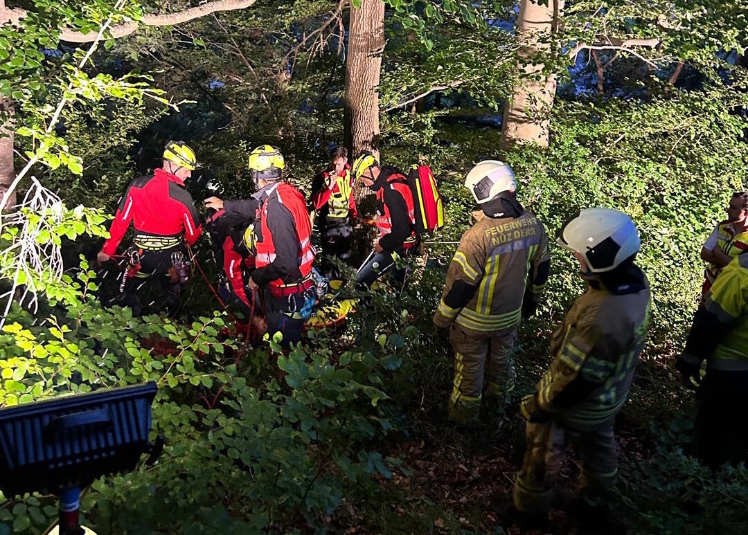 Erst durch vorheriges Ausholzen von Gestrüpp konnte ein Zugang zum Verletzten geschaffen werden.⇒Feuerwehr Nüziders (2)