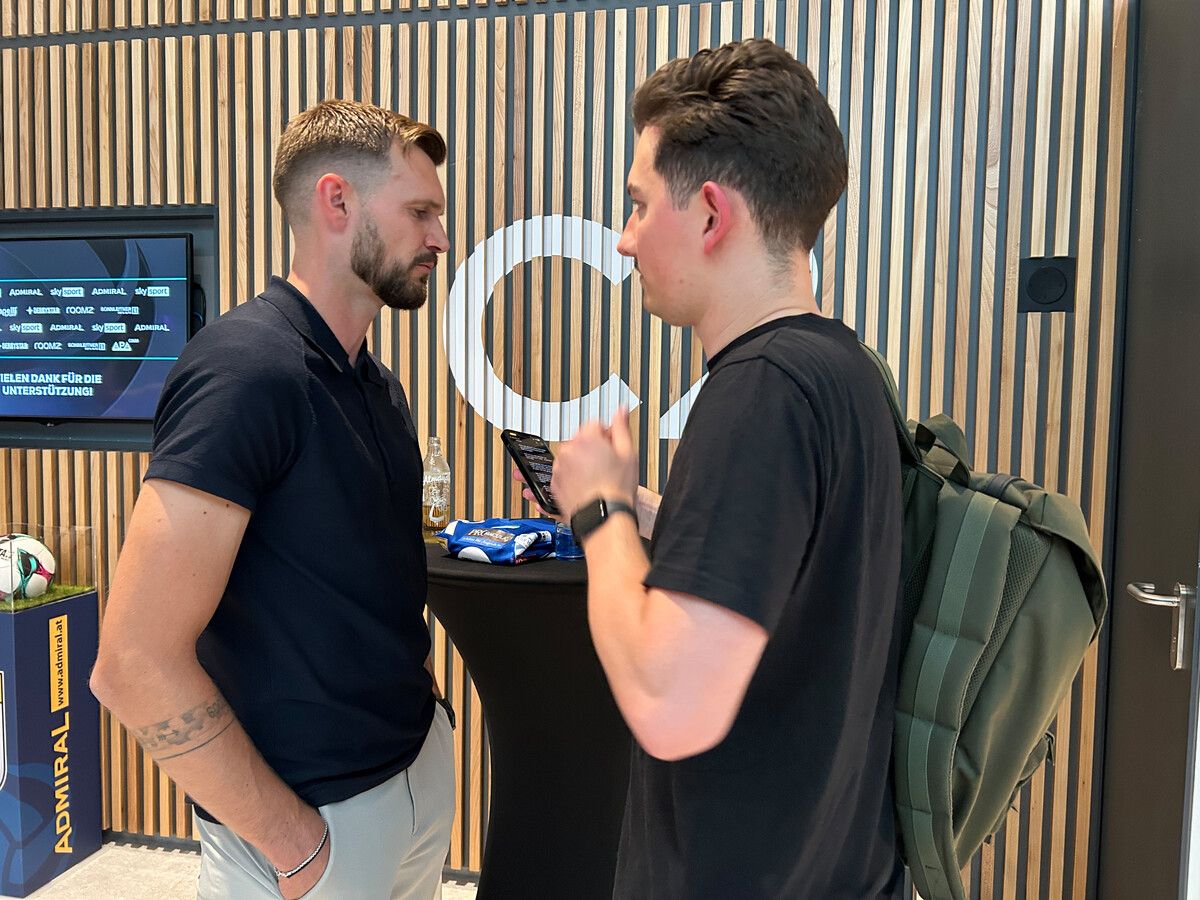 Fabian Beer traf SCRA-Coach Fabio Ingolitsch vor Beginn der BL-Pressekonferenz.
