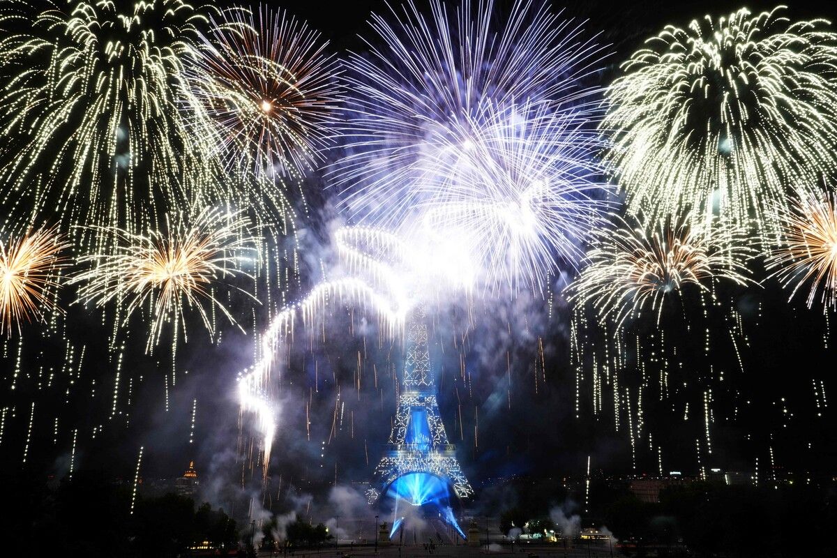 Feuerwerk und Drohnenshow erleuchten am 14. Juli den Eiffelturm – zum Nationalfeiertag in Paris. AFP