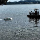 Mit Auto in See geschanzt