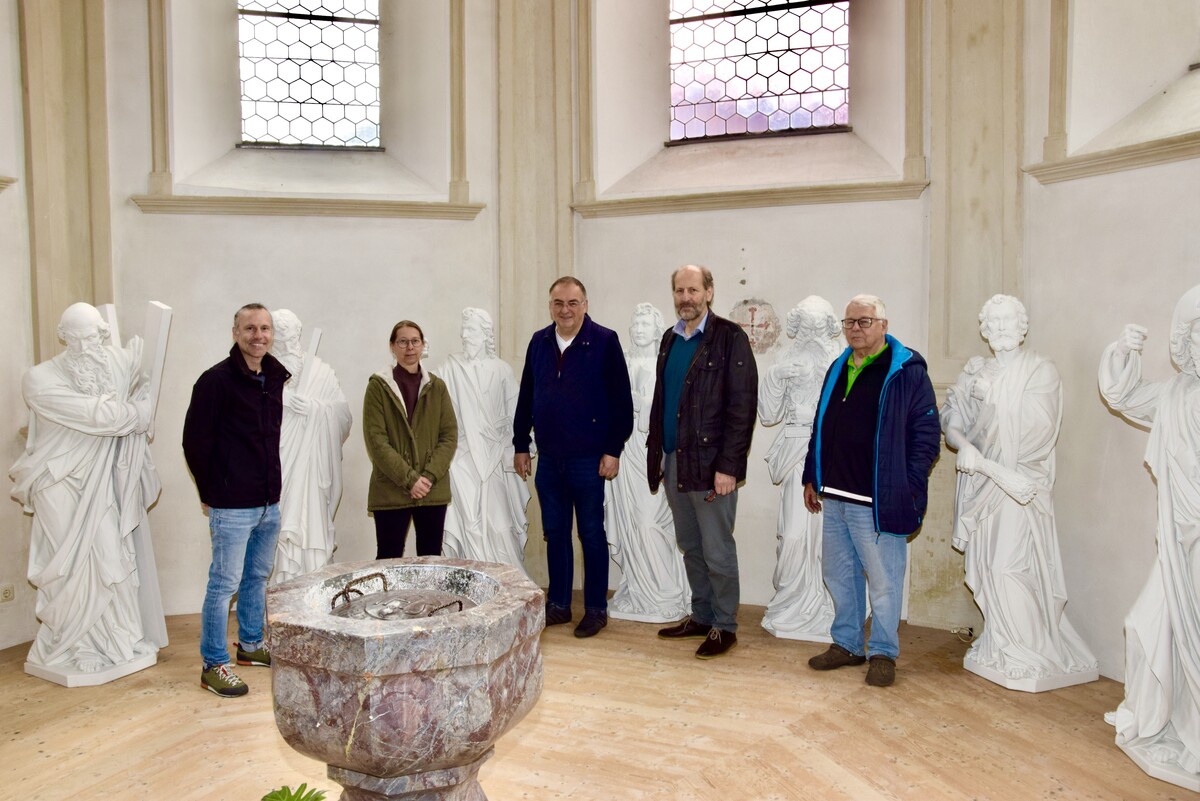 Florian Wöß (Bundesdenkmalamt), Andrea Gökler-Schwarz (Bauamt der Diözese Feldkirch), Pfarrmoderator Hans Tinkhauser sowie Walter Mariacher und Winfried Oss (beide Mitglieder des Tschaggunser Pfarrkirchenrates, v. l.).⇒ sco