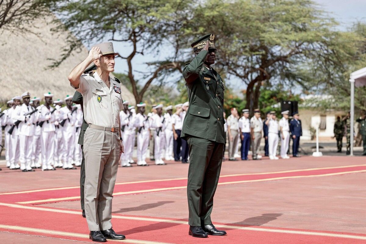 Frankreich hat seine dauerhafte Militärpräsenz im Senegal beendet und seine letzten beiden Stützpunkte mit einer feierlichen Zeremonie an den westafrikanischen Küstenstaat übertragen. AFP (4); dpa