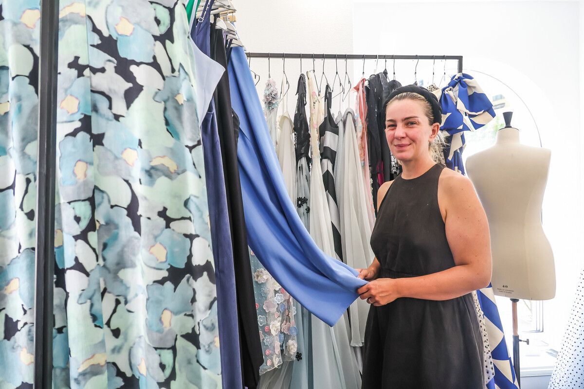 Für Maiken Kloser vereint der perfekte Festspiel-Look Eleganz mit sommerlicher Leichtigkeit. „Die Kleidung soll die festliche Atmosphäre widerspiegeln – modern, aber nicht übertrieben“, sagt die Designerin, die ihr Atelier im „House of Sunshine“ betreibt. Klare Schnitte, verspielte Details und sommerliche Prints bringen Stil und Komfort zusammen. „Frauen sollen sich wohlfühlen und die Eröffnung in vollen Zügen genießen – das darf man auch sehen.“ In diesem Jahr rückt Individualität noch stärker in den Fokus. Im Trend seien nachhaltige Materialien, geometrische Muster und Accessoires mit Geschichte. „Gefragt sind Outfits, die Persönlichkeit zeigen und nicht austauschbar wirken.“ Bei den No-Gos bleibt Kloser deutlich: „Zu viel des Guten passt nicht – egal, ob bei Stoffen, Parfum oder Absatzhöhe.“ Auch stark synthetische Materialien, Flip-Flops oder Jeans wirken bei einem Anlass wie der Festspiel-­eröffnung schnell deplatziert – besonders bei Veranstaltungen im Freien.