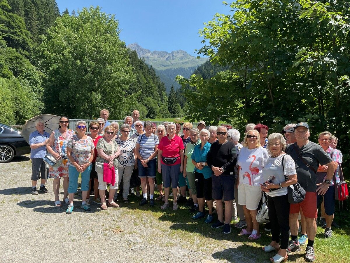 Genussvolle Wanderung und gemütliches Beisammensein: Der Seniorenring Hohenems am Weg zum Fellimännle. ⇒Seniorenring Hohenems