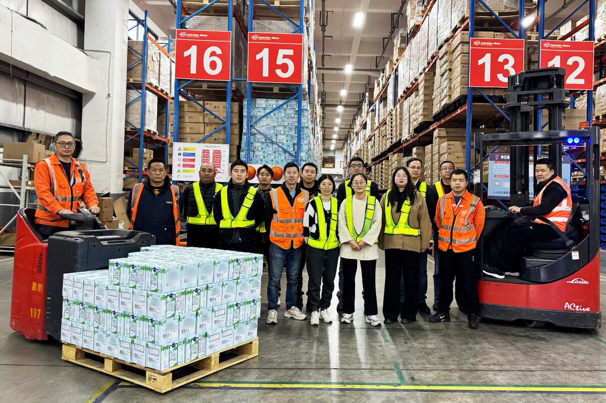 Getränkelogistik Australisches Ginger Beer, Fiji Water und Vita Coconut Water: Die Jebsen Group mit Hauptsitz in Hongkong vertraut beim landesweiten Getränkevertrieb in China auf die Logistikkompetenz von Gebrüder Weiss. Im 4000 Quadratmeter großen Logistikterminal in Shanghai sorgen spezialisierte Fachkräfte für reibungslose Abläufe.⇒GW