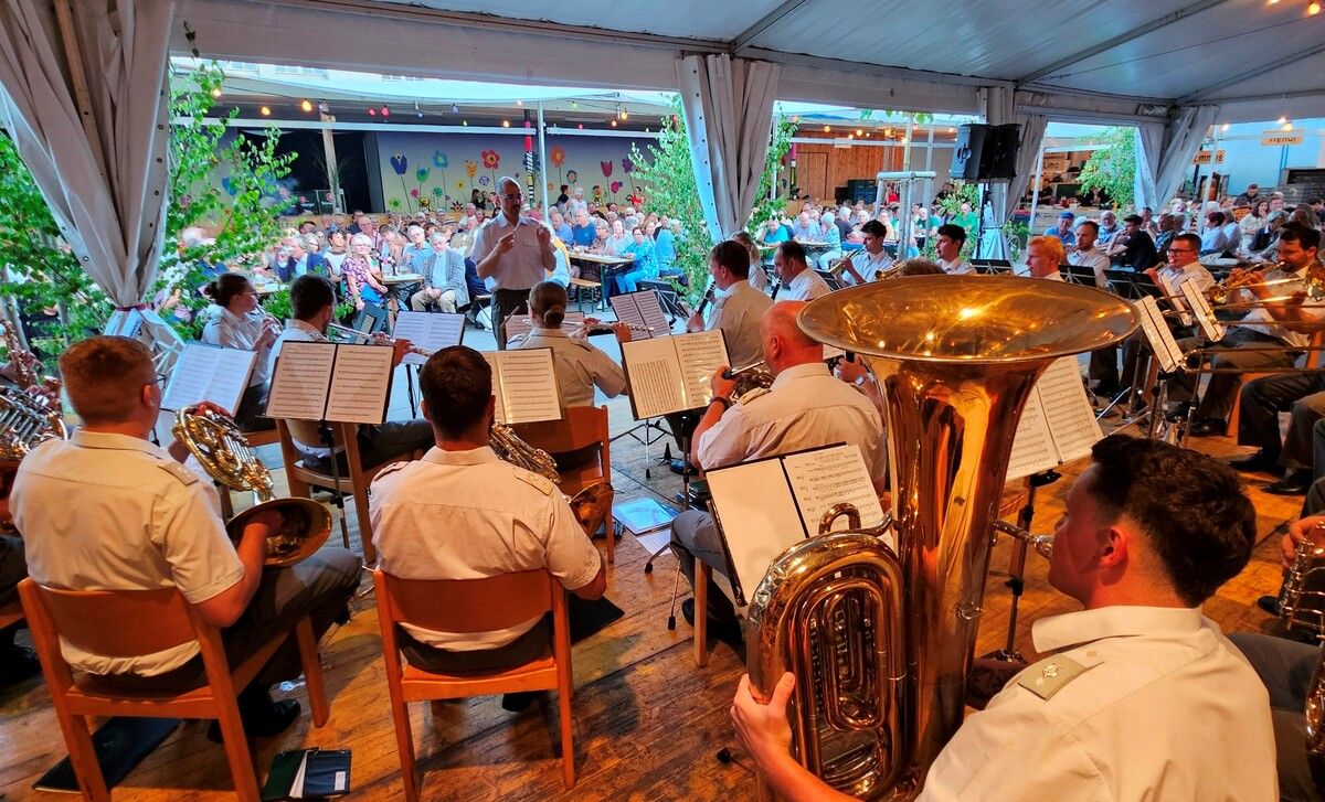 Großartige Stimmung beim „Sommerkonzert“ der Militärmusik Vorarlberg.⇒BMS