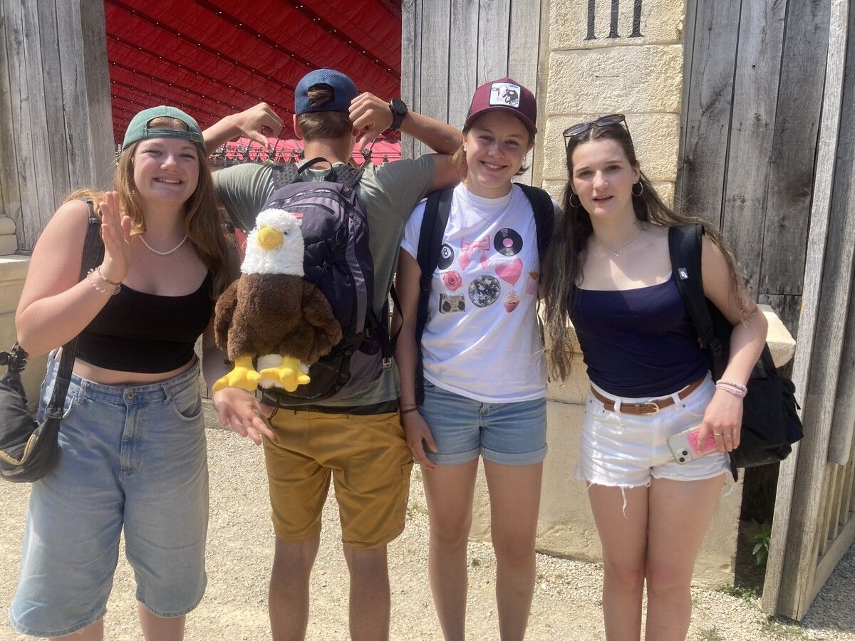 Gute Laune bei den Schülerinnen und Schülern des Gymnasiums Bludenz während eines Ausflugs in Frankreich.
