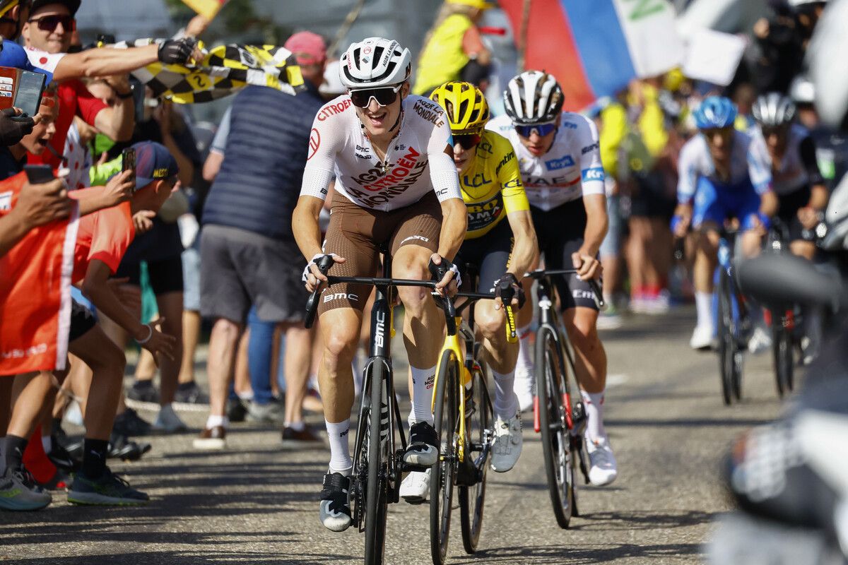 Historischer Moment beim Tagessieg auf der 18. TdF-Etappe 2023: Felix Gall mit den Superstars Jonas Vingegaard und Tadej Pogacar am Hinterrad. ⇒