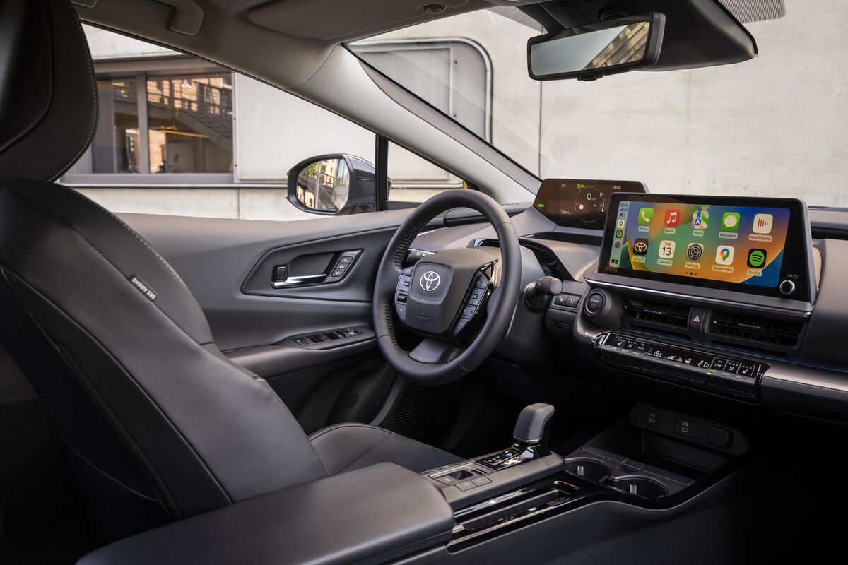 Hoch gesetztes Kombiinstrument und freistehend gestellter Touchscreen.