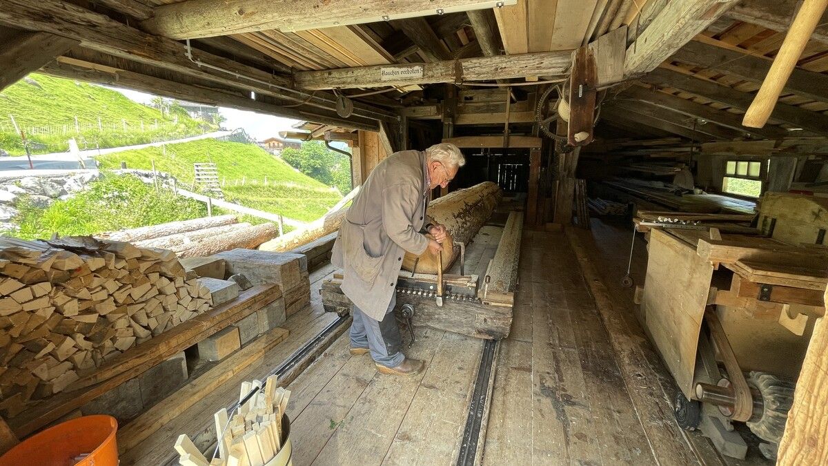 Hubert Loretz bei der Arbeit im denkmalgeschützten Sägewerk in Latschau. ⇒Kathrin Hausberger(2)