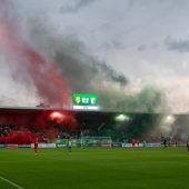 Hooligans kämpfen bei Reichshofstadion