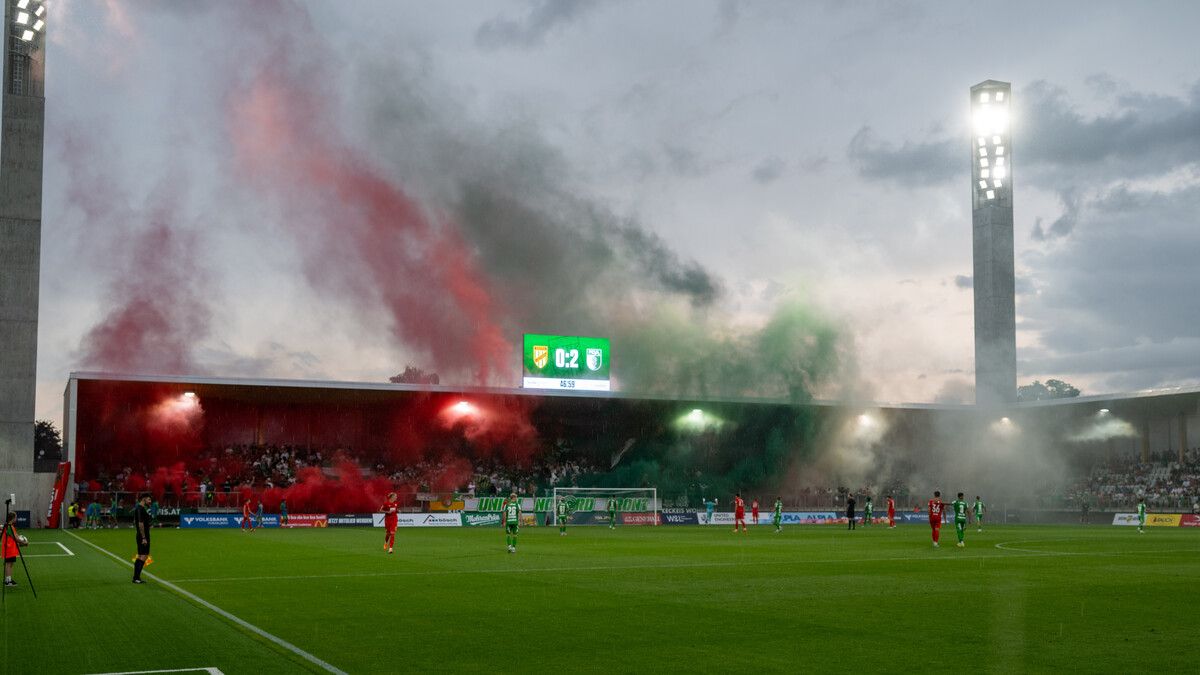 Im neuen Reichshofstadion dominierten Rot für Augsburg und Grün für Lustenau. Auf der Straße kam dann noch Münchner Blau hinzu. ⇒Gepa/Lerch