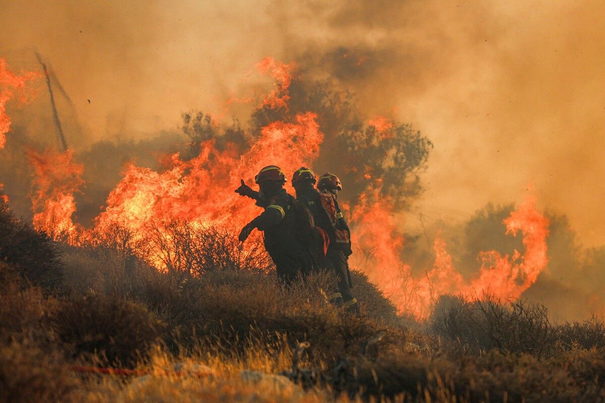 Im Südosten von Kreta nahe der Touristenstadt Ierapetra kämpfen Hunderte Einsatzkräfte gegen einen großen Waldbrand. ⇒AFP