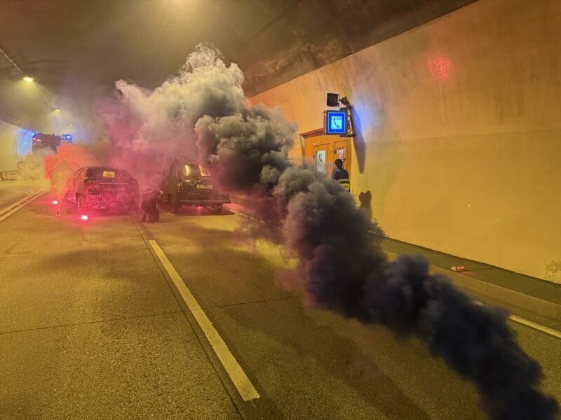 Im Tunnel wurde ein Brandszenario und die Bekämpfung durch die Einsatzkräfte inszeniert.⇒vlach (3)