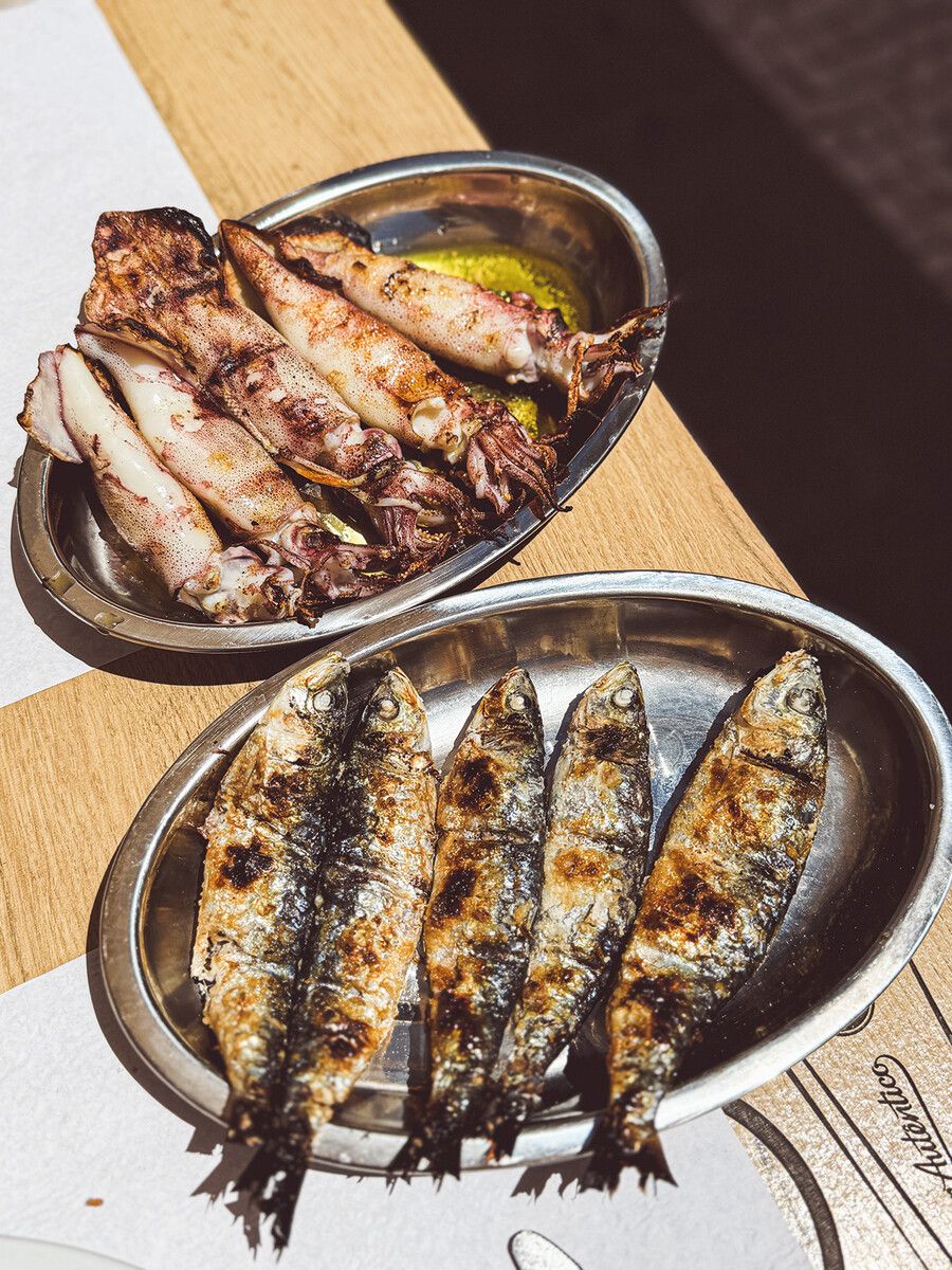 In Afurada kommen Sardinen und Tintenfische vom Grill auf den Tisch.⇒Beate Rhomberg