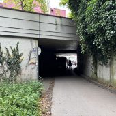 Düsterer Gehweg am Rande des Seebads