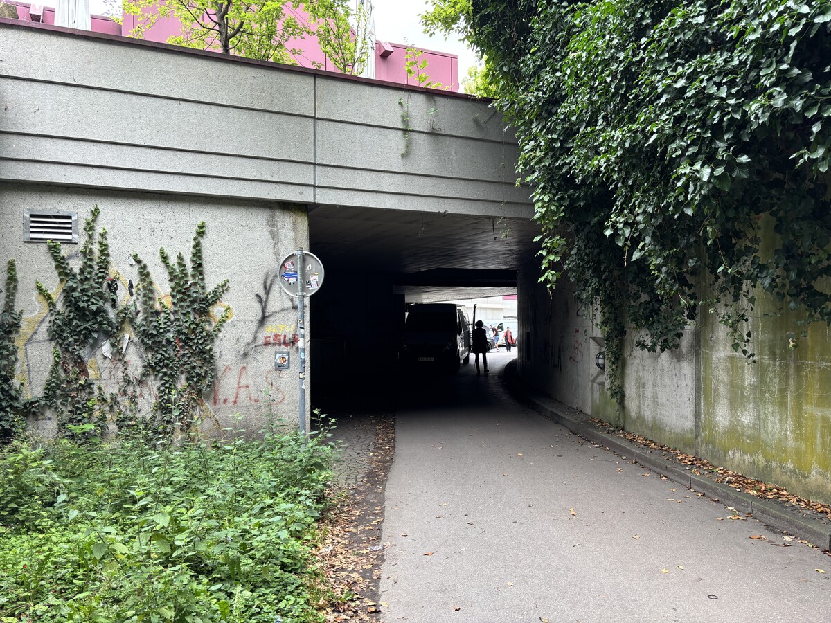 In der Nacht reicht das Licht auch auf beiden Seiten des Tunnels nicht aus, um alle Schatten zu vertreiben. ⇒VN/Rauch (2)