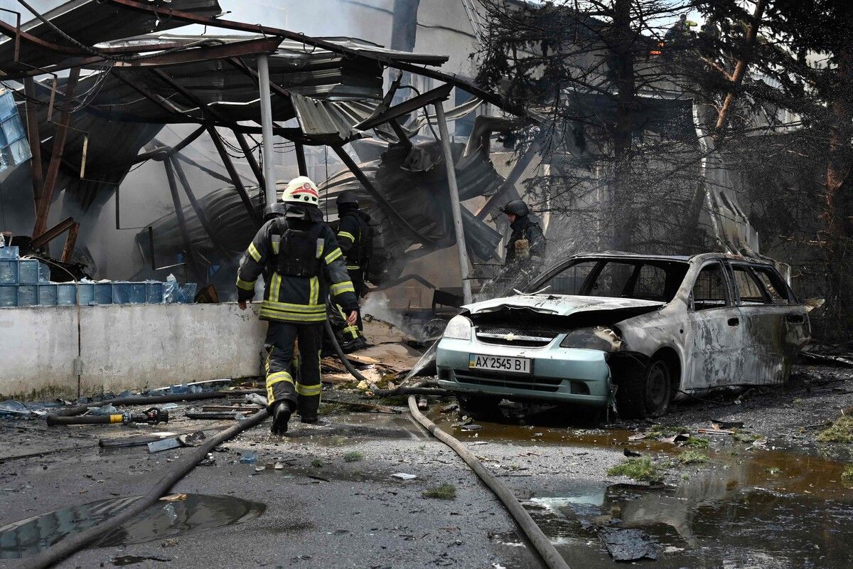 In der ostukrainischen Großstadt Charkiw sind infolge eines russischen Bombenangriffs mindestens 14 Menschen verletzt worden.