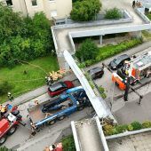 Fußgängerbrücke in Linz stürzte auf Lkw: Insassen schwer verletzt