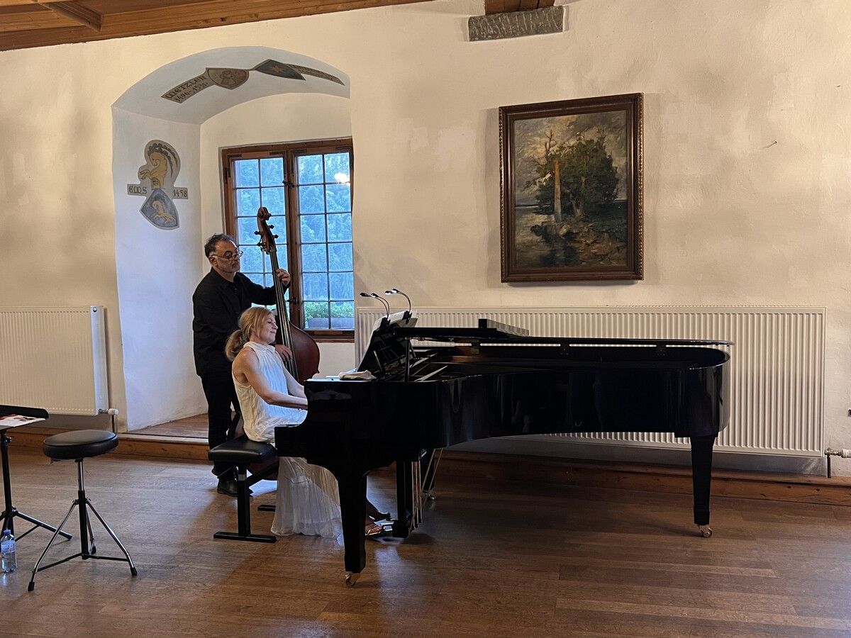 Jeanne Mikitka (Klavier) und Ciro Vigilante (Kontrabass) mit einem abwechslungsreichen Programm im Rittersaal. ⇒andreas marte