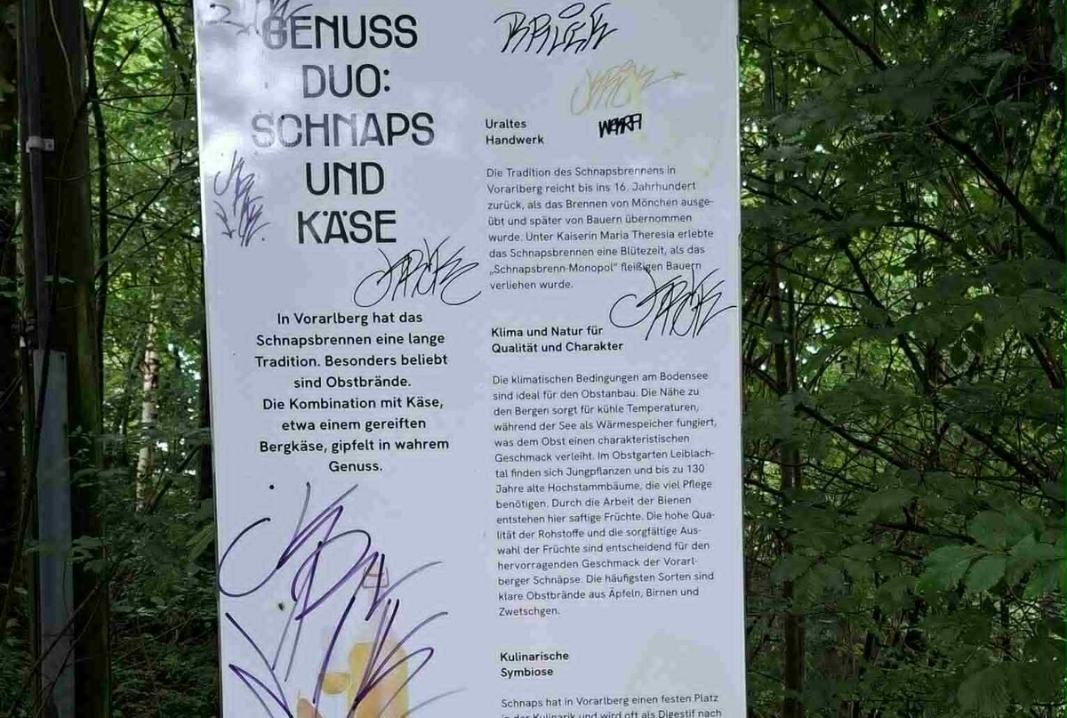 Jemand besudelte eine oder mehrere Tafeln auf dem Käsewanderweg in Eichenberg.⇒⇒eichenberg tourismus