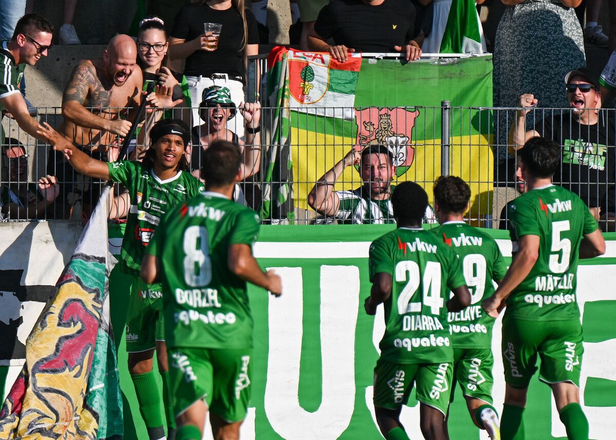 Jubeln oft gemeinsam: die Fanszenen der Austria und des FC Augsburg.