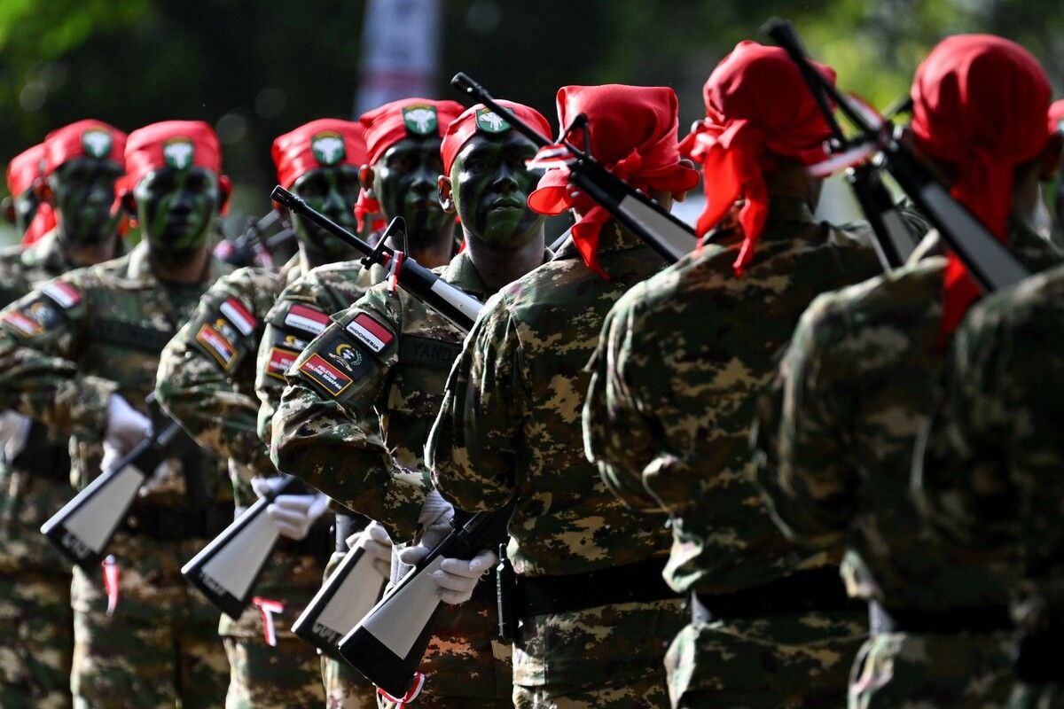 Kadetten der Komponen Cadangan, der Reservekomponente der indonesischen Streitkräfte, nehmen in Banda Aceh an einer Abschlussfeier nach dreimonatiger militärischer Grundausbildung teil. 