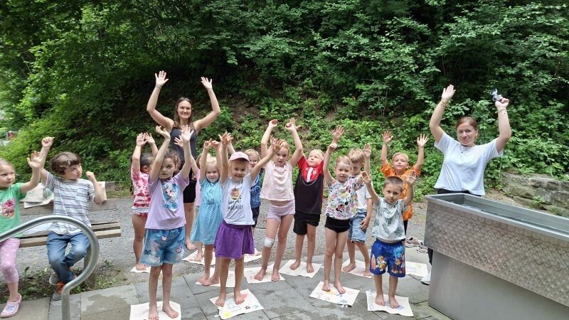 Kindergarten Montfort begeistert beim Kneippen in der Loger-Anlage.⇒Kneipp-Aktiv-Club Rankweil