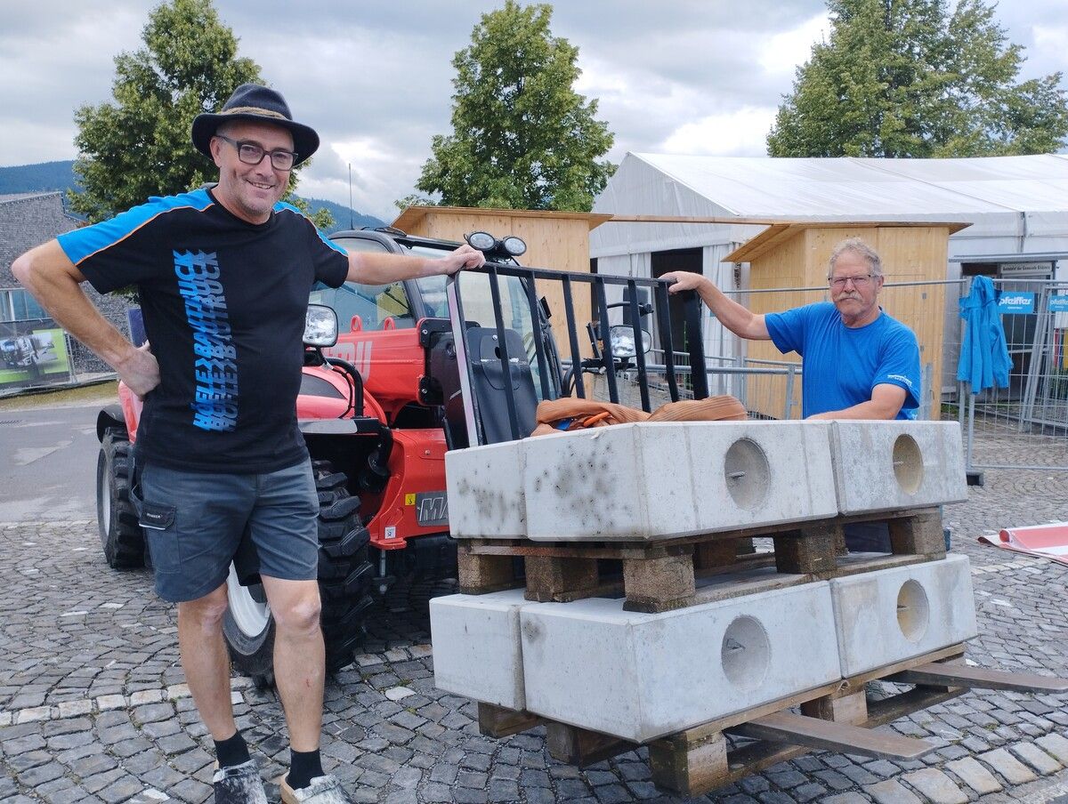 Kommandant Markus Nenning (l.) ist im Dauereinsatz. ⇒NAM