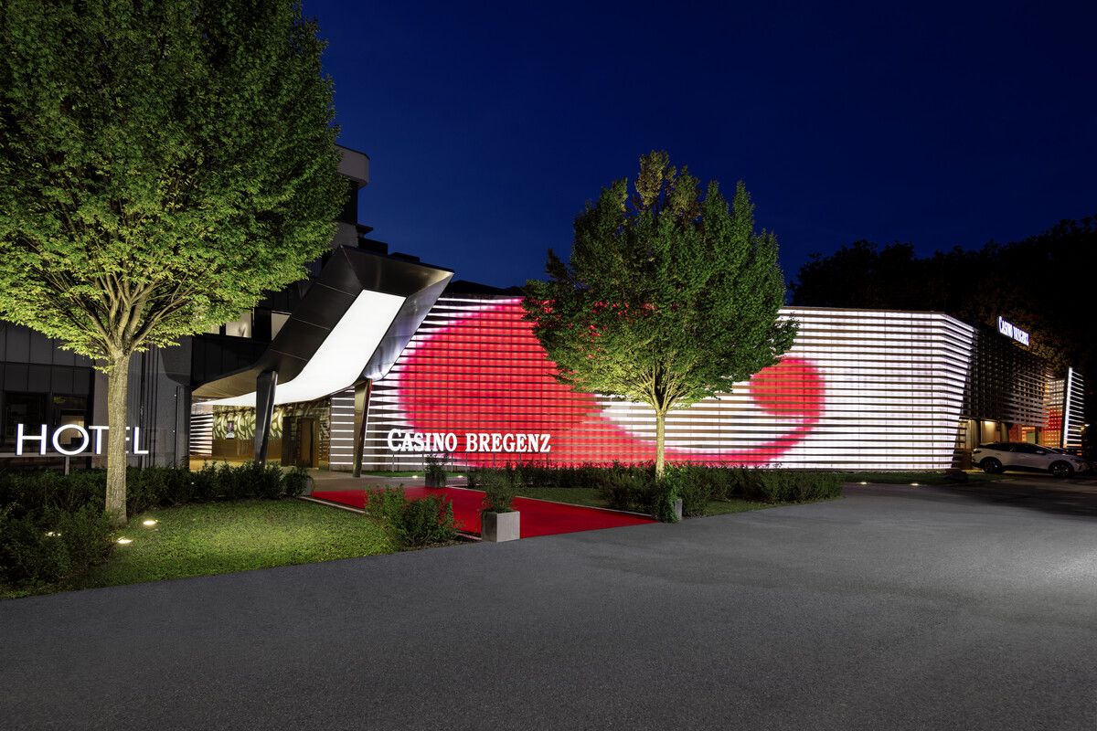 Kooperation Seit 1980 sind die Casinos Austria Hauptsponsor der Bregenzer Festspiele. Heuer feiert ein Inklusionsprojekt Premiere. Am 28. Juli wird bei der Vorstellung der Hausoper „oedipe“ blinden und sehbehinderten Erwachsenen Kulturgenuss durch Programmhefte in Braille-Schrift sowie Live-Audiodeskription ermöglicht. Außerdem gibt es ein Kontingent an Freikarten für die Krebshilfe. ⇒casinos